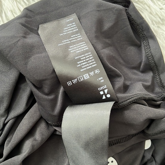 Zozosuit Unisex button print top & pants set in black size 7 NWOT - Picture 8 of 12